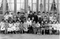 Maternelle 1959. (Photo Odette CASCALES-6 dans la range du bas, au centre veste blanche Christian GIRARD,  droite sa soeur foulard blanc Marie Claude GIRARD  )
