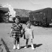 2 enfants  la gare