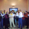 La chorale interprte la chanson 